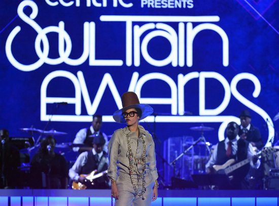 2015-soul-train-awards-erykah-badu-hosting