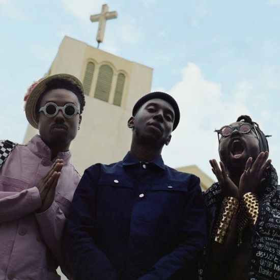 https://soulbounce.com/wp-content/uploads/2019/01/samm-henshaw-EARTHGANG-church-cross-blue-sky.jpg