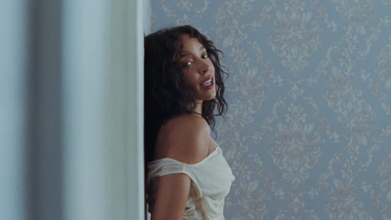 Tinashe Talks Different Sides Of Relationships With ‘Pillow Fight’ & ‘I’d Rather Be Alone’