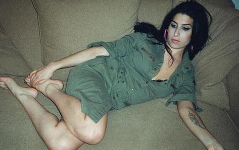 amy_winehouse_couch.jpg